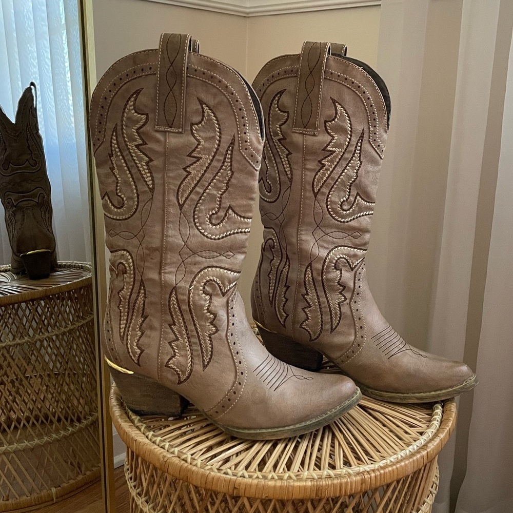 Very Volatile Brown Almond Toe Cowboy Boots Size 6